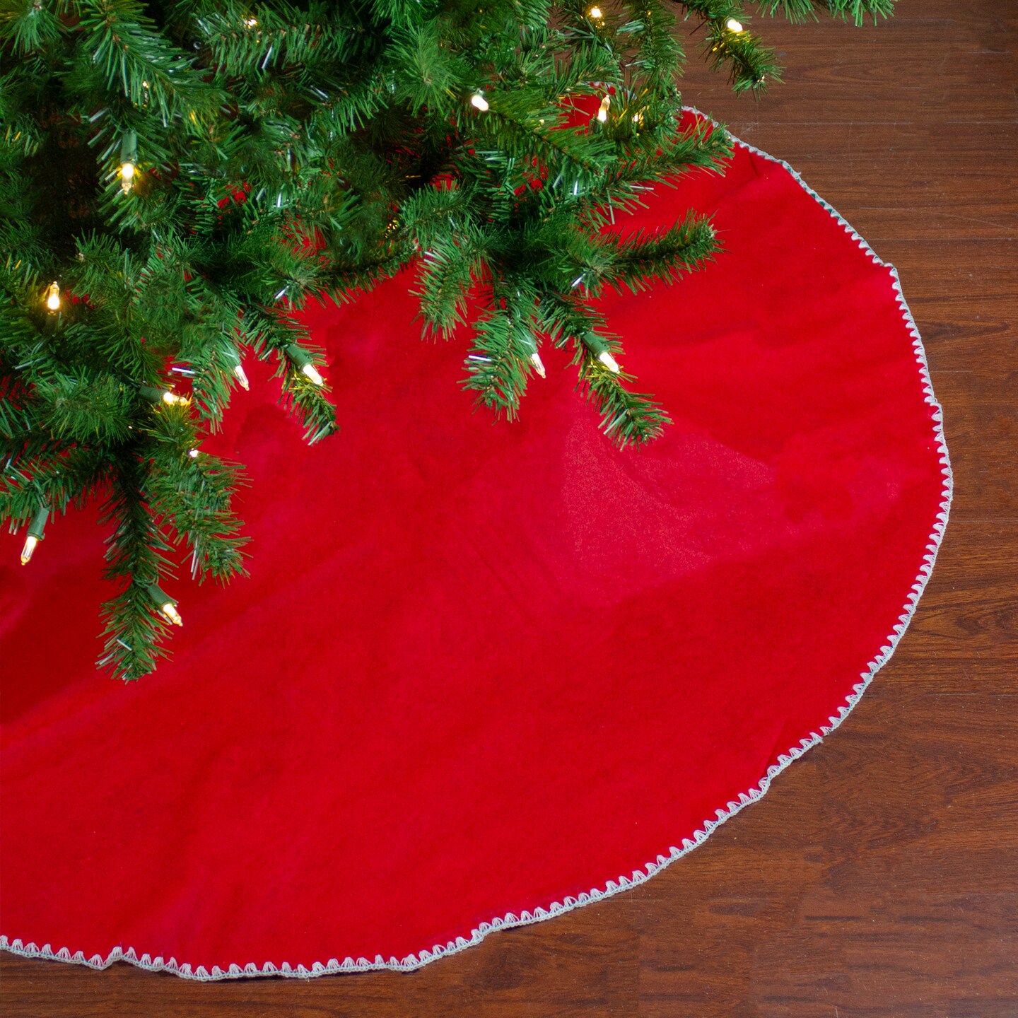 Northlight 48" Red and White Shell Reversible Christmas Tree Skirt
