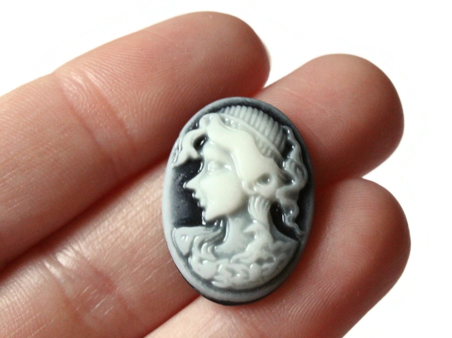 10 25mm x 18mm Black and White Woman&#x27;s Face Cameo Cabochons