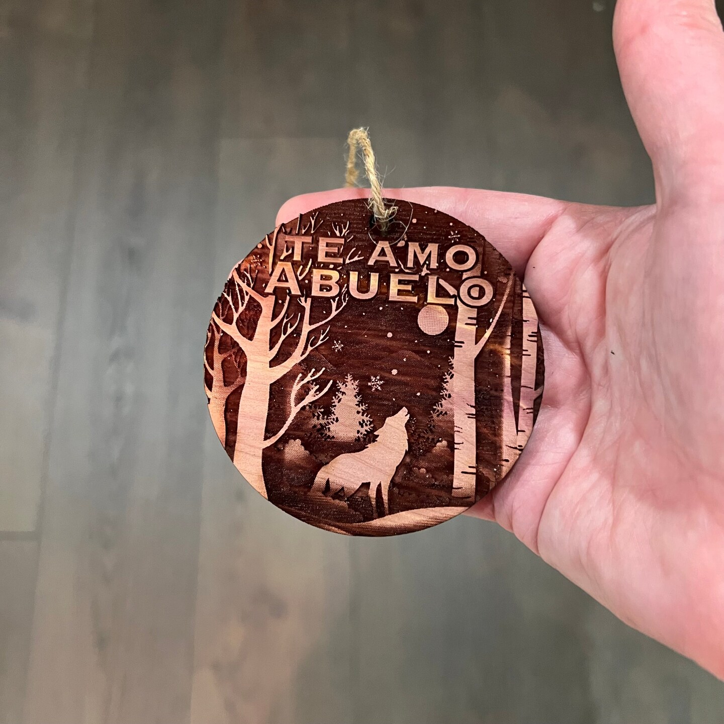 Te Amo Abuelo Winter wolf - cedar ornament