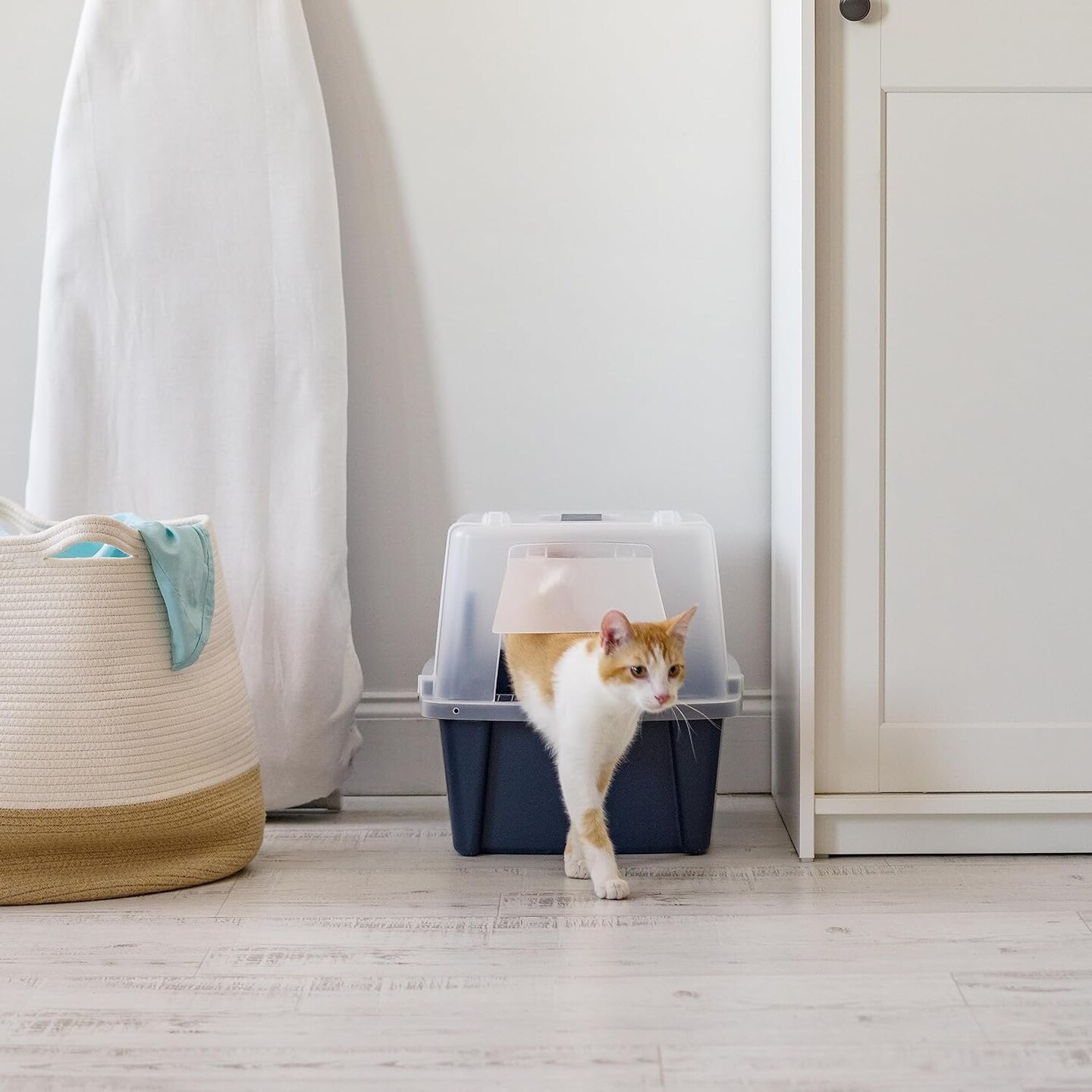 IRIS USA Large Enclosed Hooded Litter Box with Front Door and Scoop, Navy