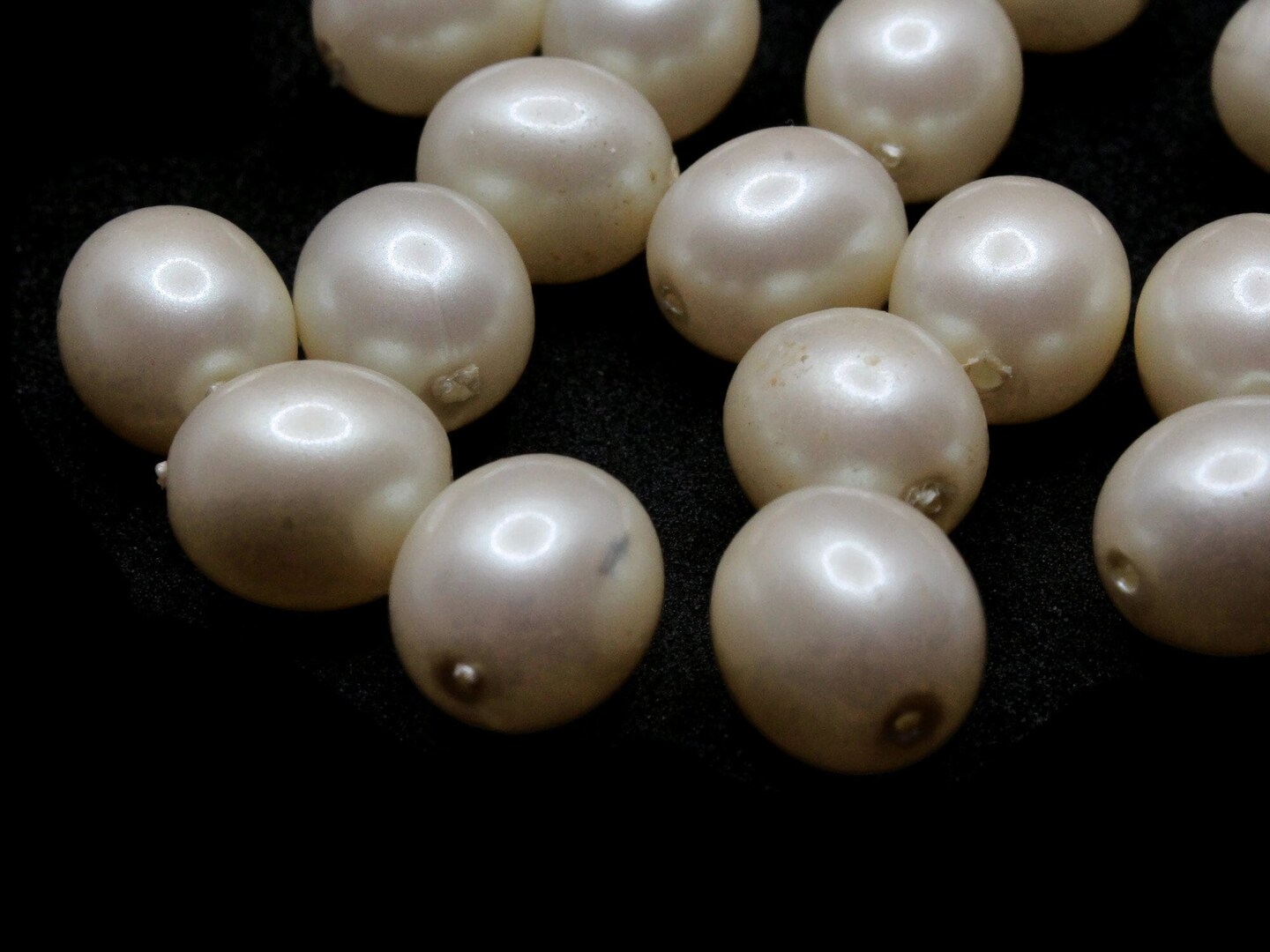 20 13mm Oval Vintage Cultura Pearls White Plastic Beads