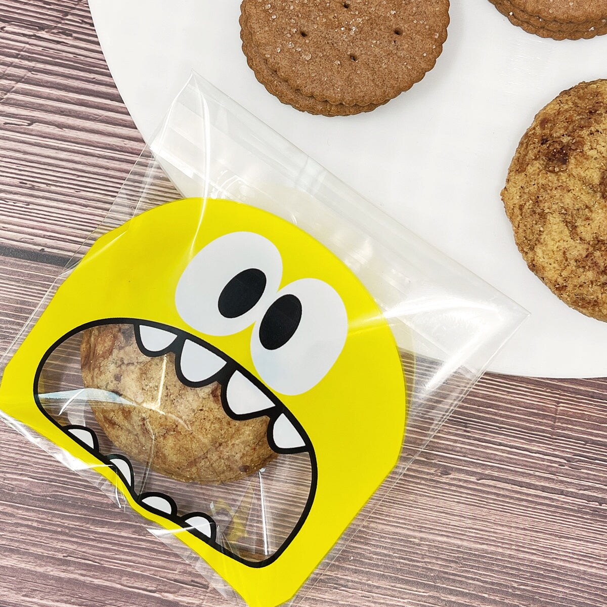 Wrapables Transparent Self-Adhesive 4&#x22; x 4&#x22; Candy and Cookie Bags, Favor Treat Bags for Parties and Wedding (200pcs)