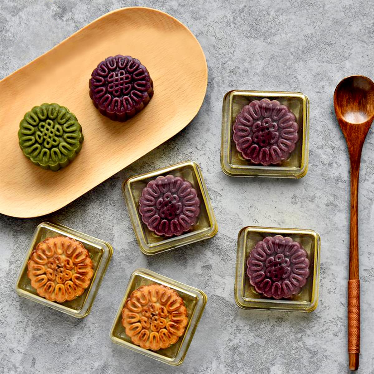 100 Pieces 2.24"L x 2.24"W x 1.57"H Clear Plastic Mini Cupcake Boxes Muffin Pod Dome Muffin Single Container Box Wedding Birthday Gifts Supplies for Cheese Pastry Dessert Mooncake (square, gold)