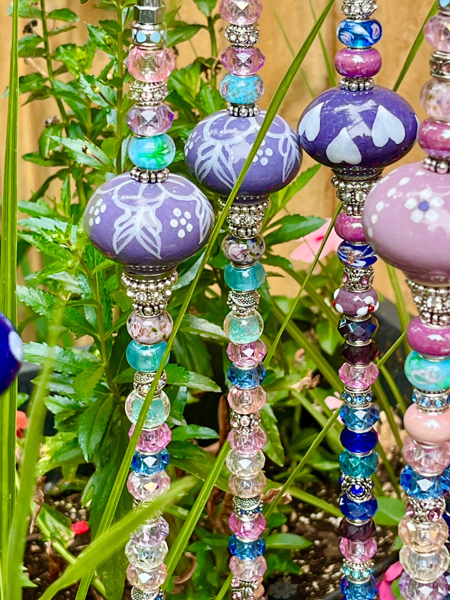 暗闇で光る 【 夜光蝶 と 花 の アシンメトリー サクラ ピアス