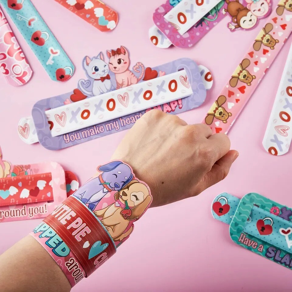 Kids Valentine&#x27;s Day Gifts Cards with Slap Bracelet Animal Heart Snap Bracelet