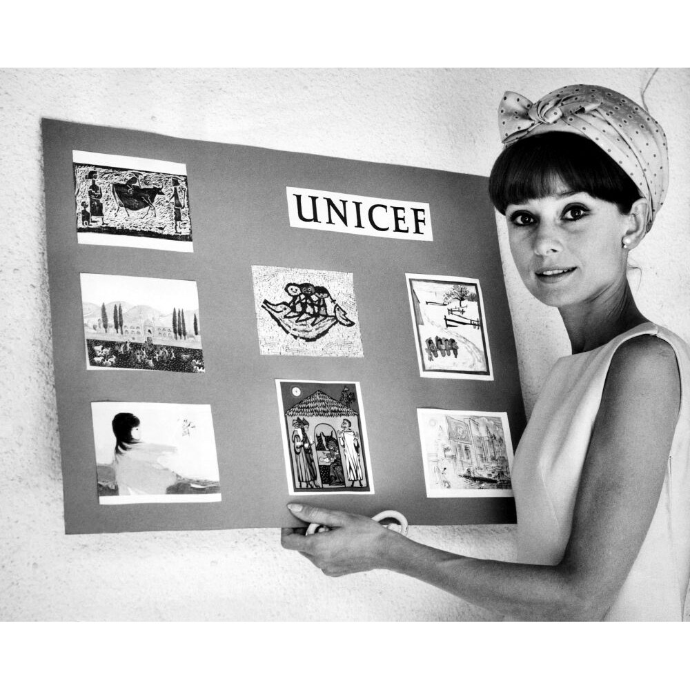 Posterazzi Audrey Hepburn Officially Lauches The 15Th Anniversary Unicef Greeting Card Campaign In Madrid Spain. August 15  1964.