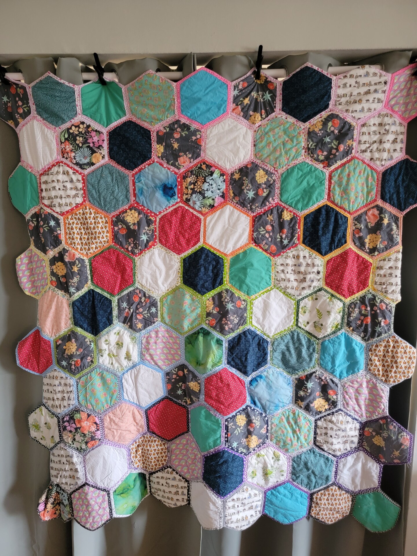 Handmade Hexie hot Quilt, Scrappy Hexagon applique, Bright Spring Summer LAP/BABY Blanket 43x45