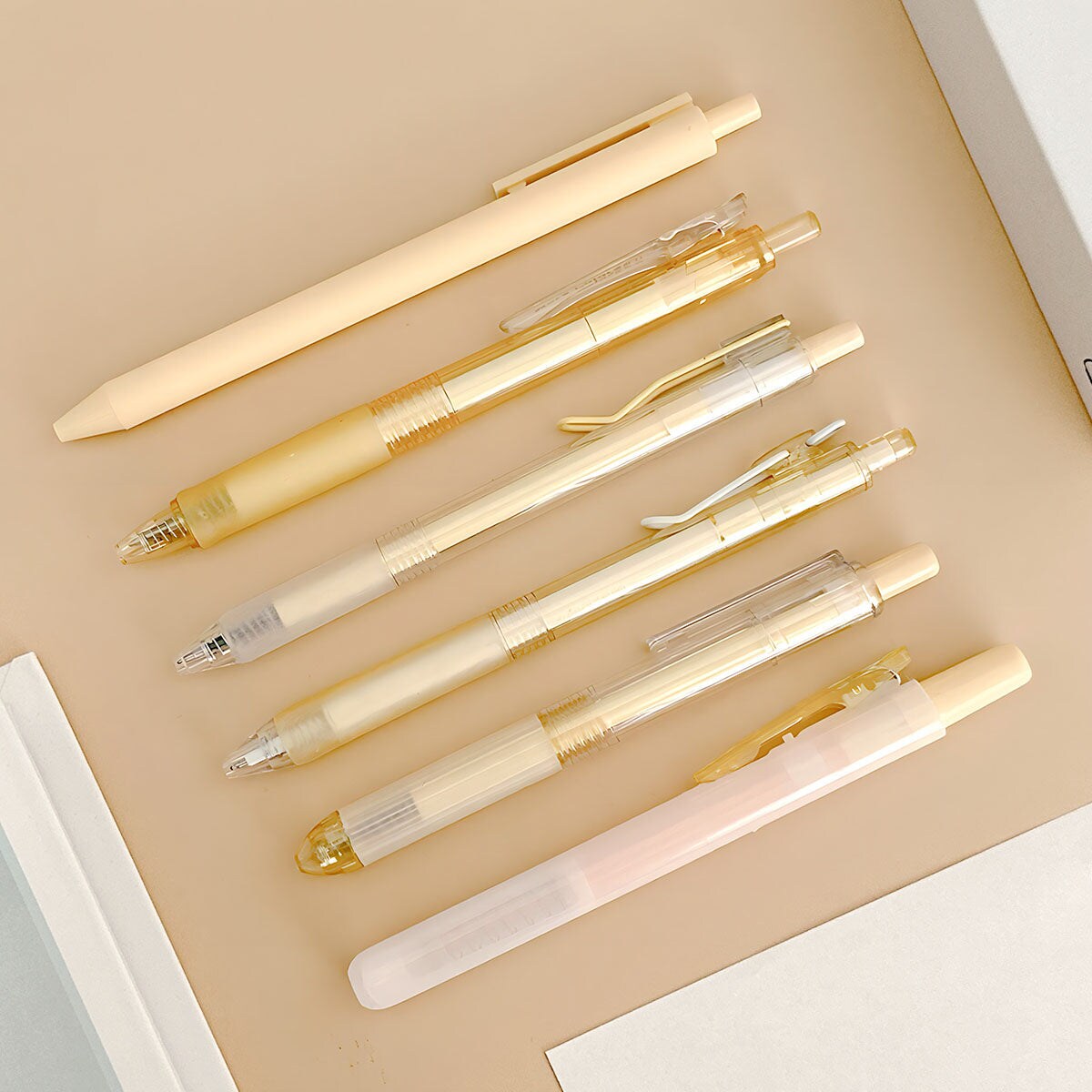 Wrapables Retractable Rollerball Pens and Highlighter Set, 0.5mm Black Gel Ink Pens for Home, Office, Stationery (Set of 6)