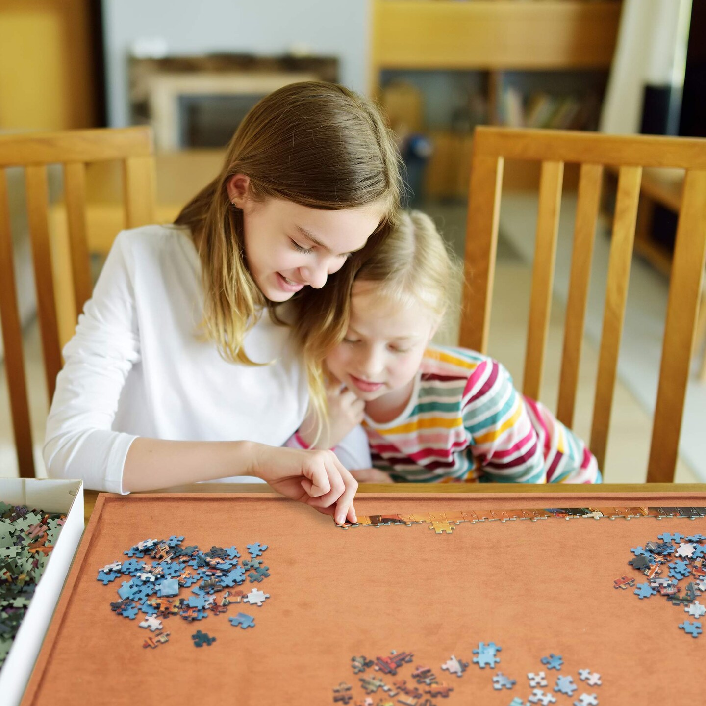 Jumbl 2000 Piece Puzzle Board, 28” x 40” Portable Puzzle Table with 2 Trays  & Non-Slip Surface