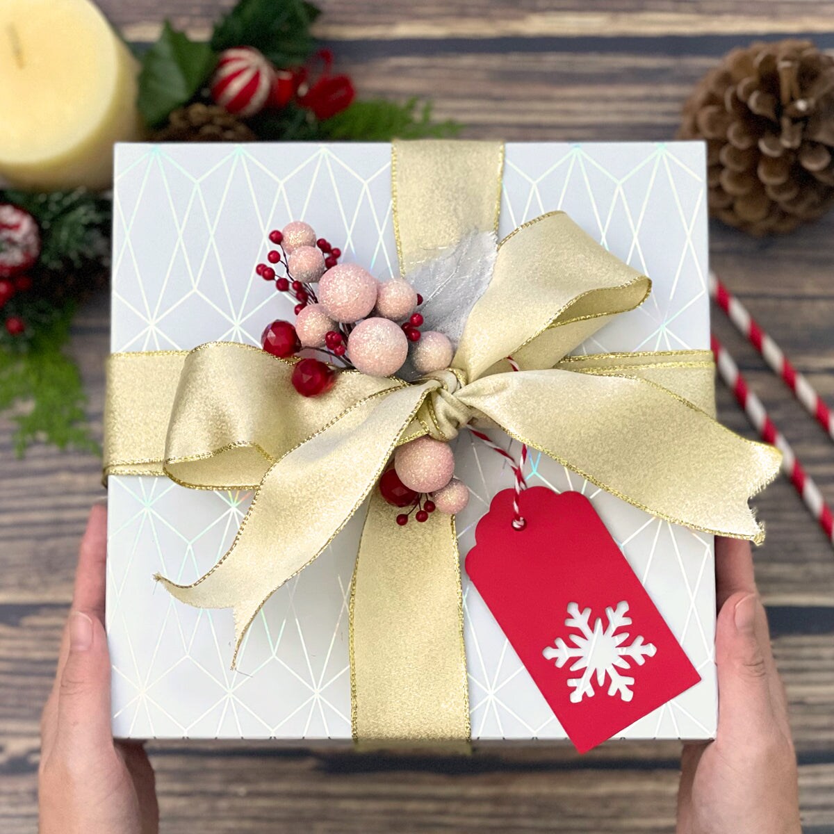Wrapables Christmas Holiday Gift Tags/Kraft Hang Tags with Laser Cut Design for Gift-Wrapping, DIY, Arts &#x26; Crafts (100pcs), Red Scalloped