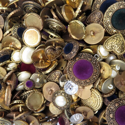 Random Mix of Vintage Metalized Plastic Buttons (12x) (P531)