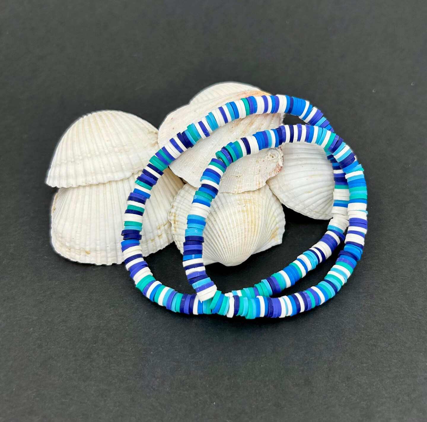 アクセサリー Michi Copy-Light, Medium, Dark Blue, and White Heishi Clay BRACELET by