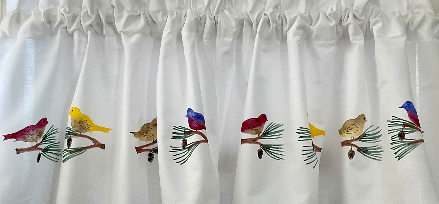 product name is Backyard Birds Valance