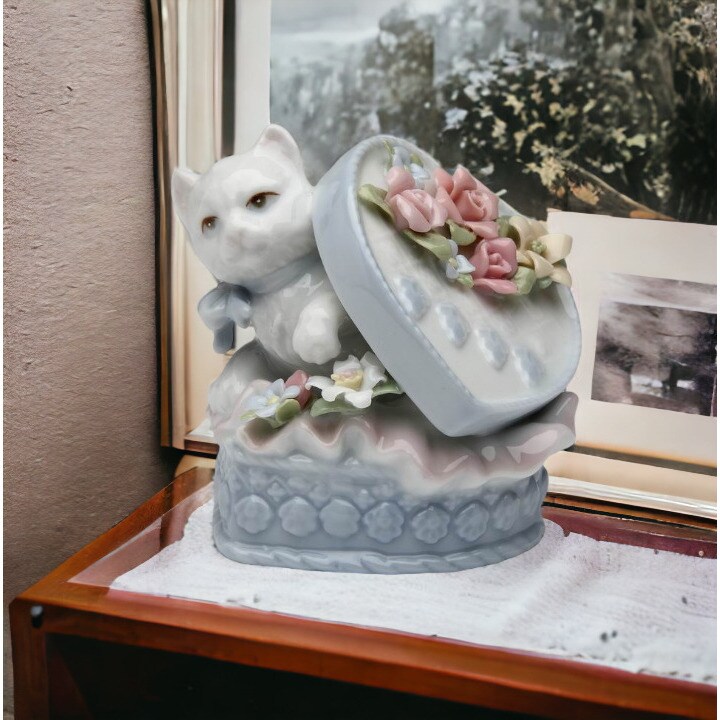 Kitten In Heart Box Home Decoration Gift Idea Interior Decor Ornament Figurines