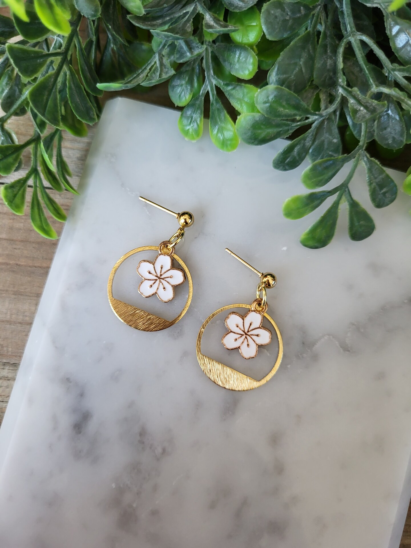 Minimalist Flower Earrings, White Flower Earrings, Floral Earrings, Dangle Earrings, Boho Earrings, Gold Earrings, Modern Style, Lightweight