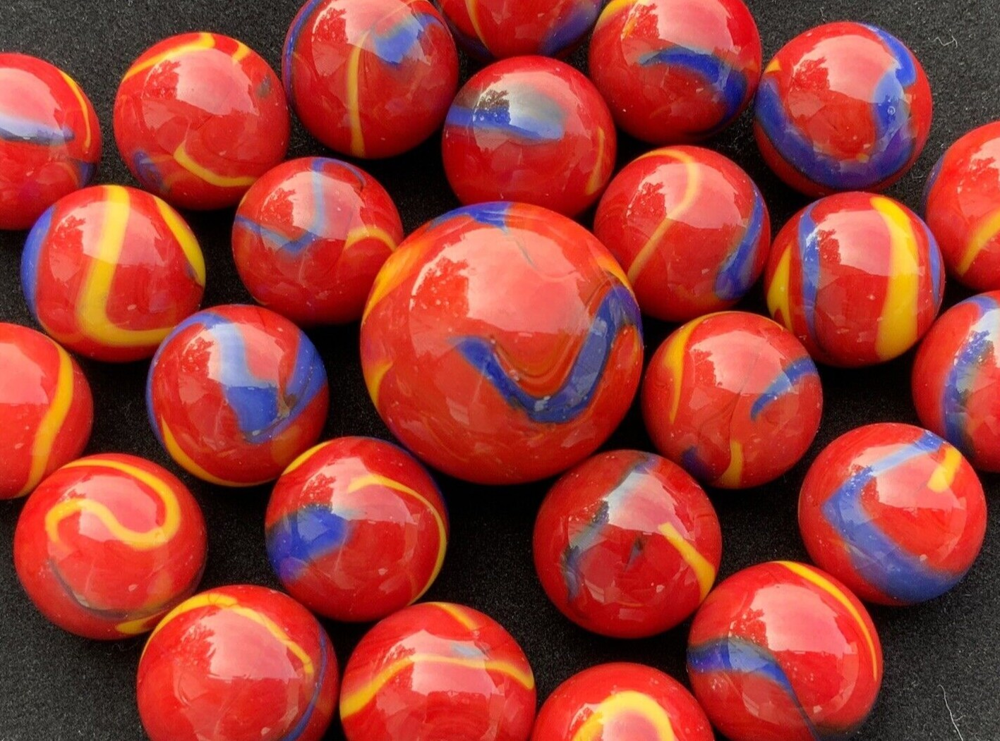25 Marbles SCARLET MACAW Red Blue Stripes Yellow Glass game pack Shooter