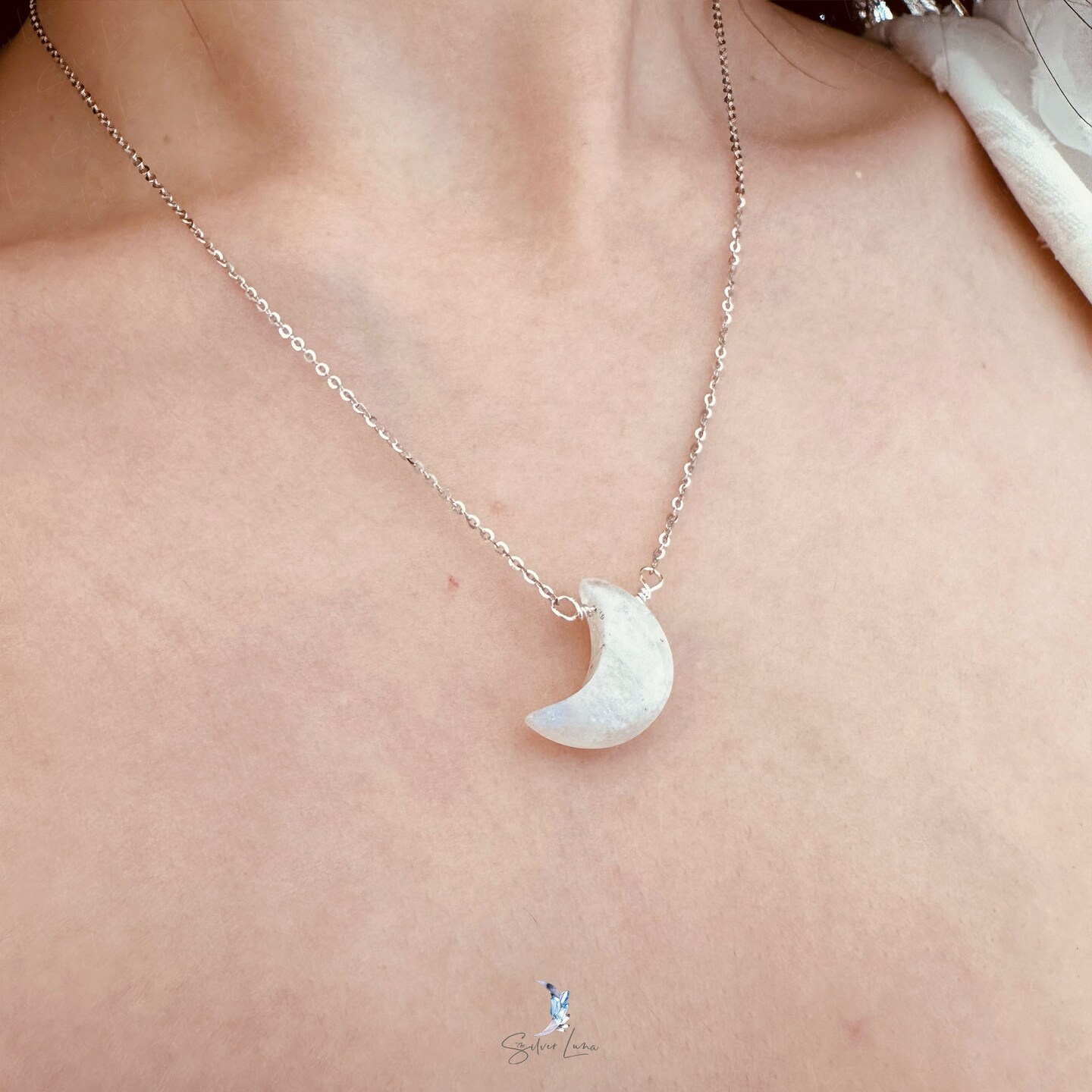 Collier Lune Opalescent Kris Nations - Argenté - Neuf Avec étiquettes (POPSUGAR 68$)