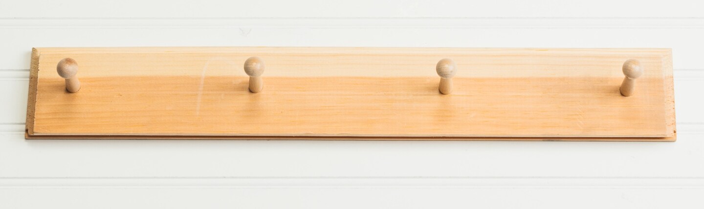(4) PEG PLAQUE WITH SLOT ON TOP