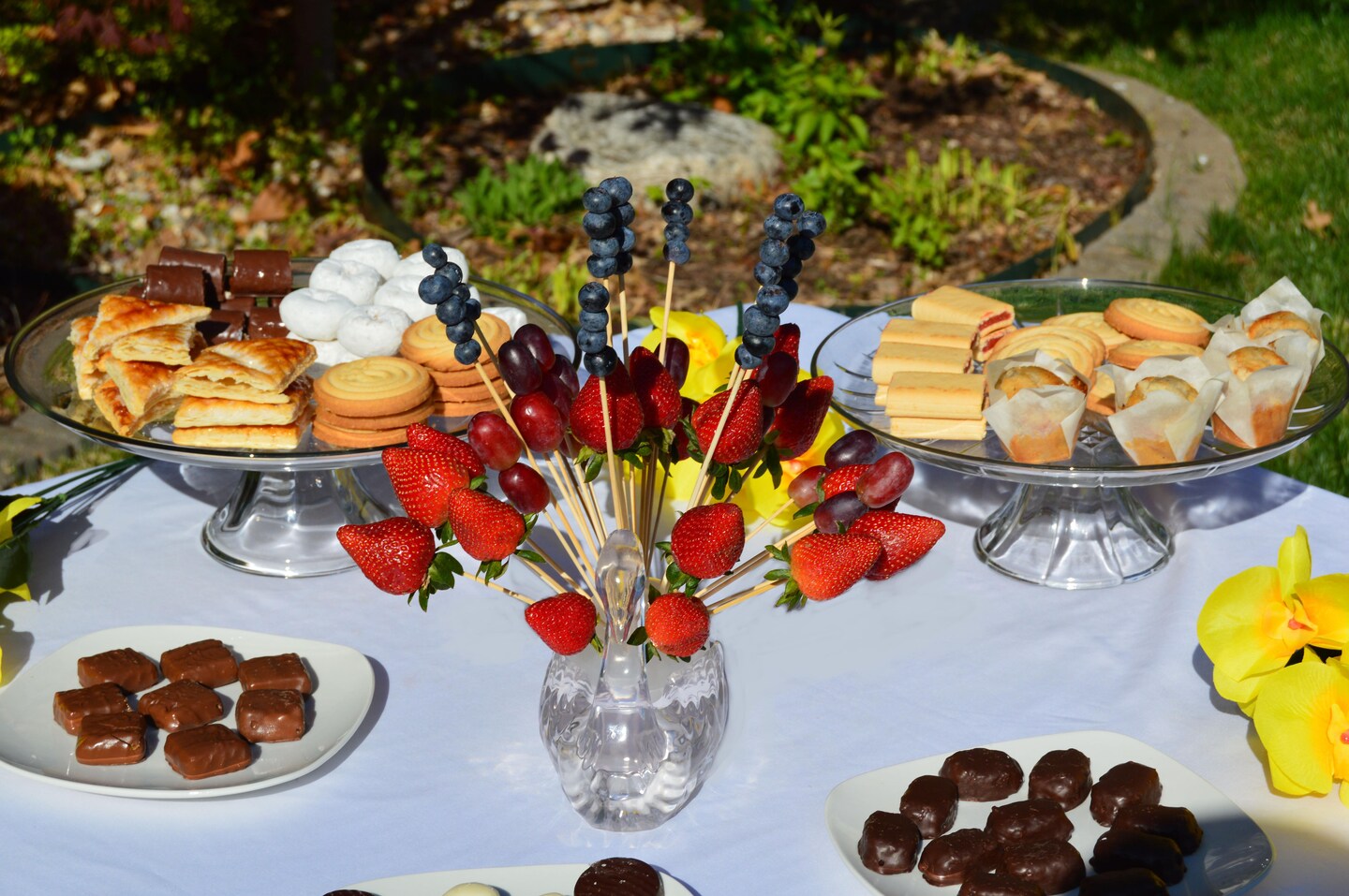 Skewer Food Server, The Elegant Swan Set Includes 100 All Natural Bamboo Skewers to display bite-sized fruits, vegetables, meats, cheese, desserts, and other appetizers.