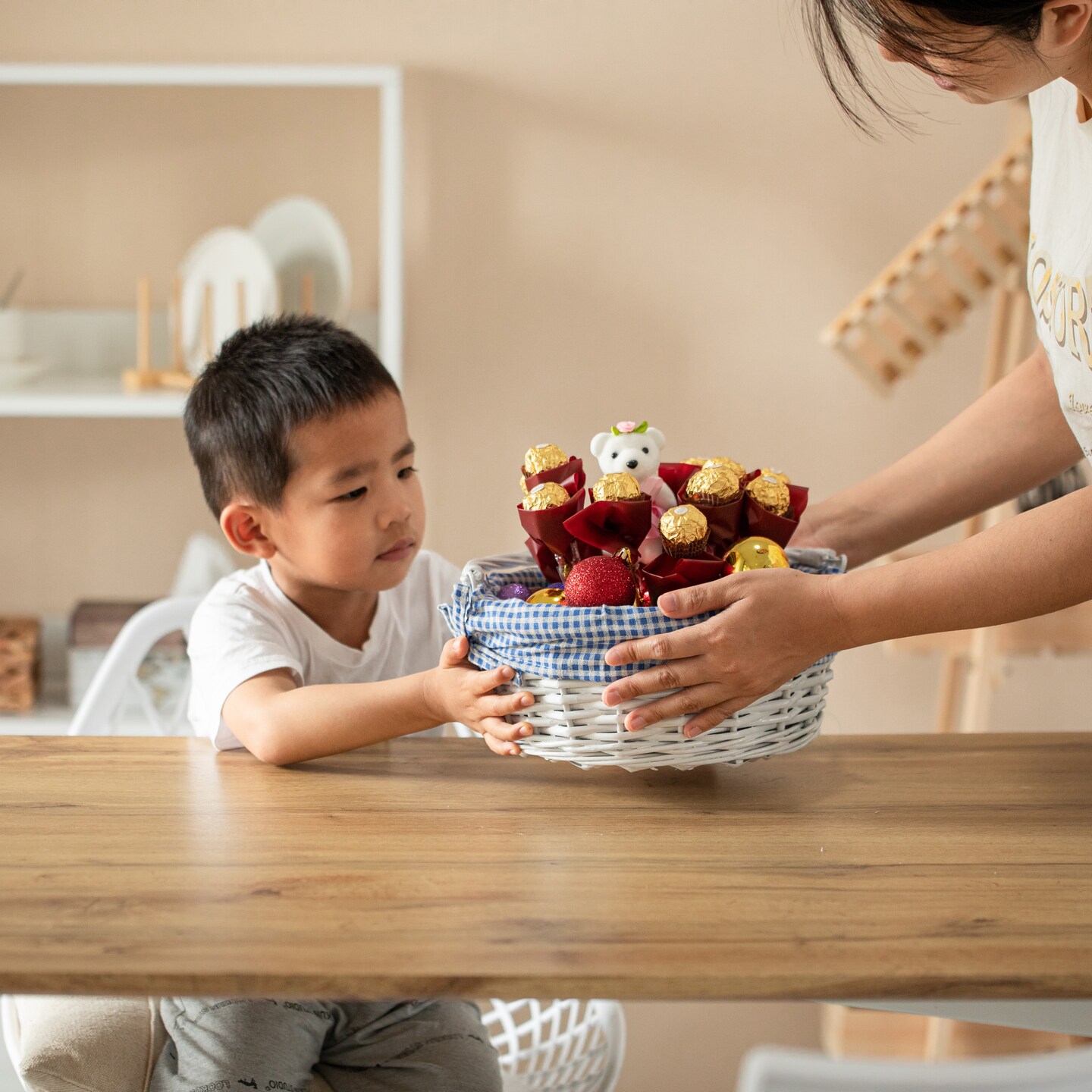 Traditional White Round Willow Gift Basket with Gingham Liner and Sturdy Foldable Handles, Food Snacks Storage Basket