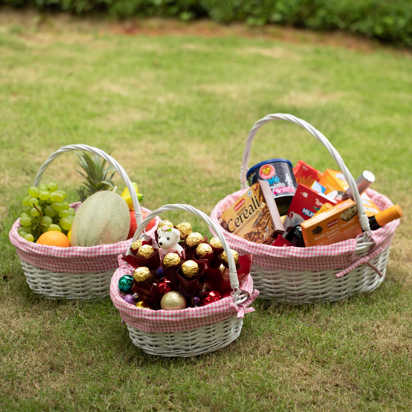 Traditional White Round Willow Gift Basket with Gingham Liner and Sturdy Foldable Handles, Food Snacks Storage Basket