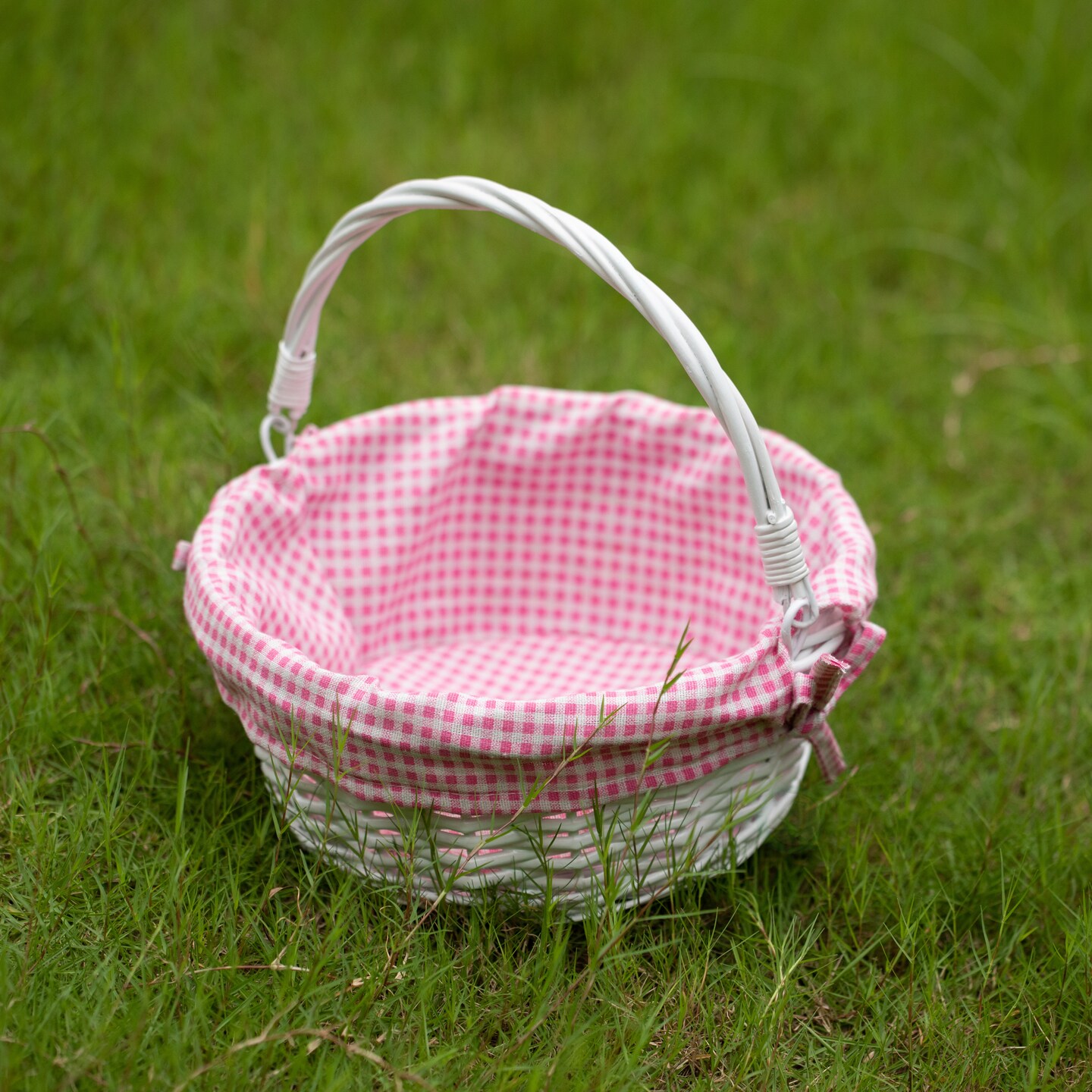 Traditional White Round Willow Gift Basket with Gingham Liner and Sturdy Foldable Handles, Food Snacks Storage Basket