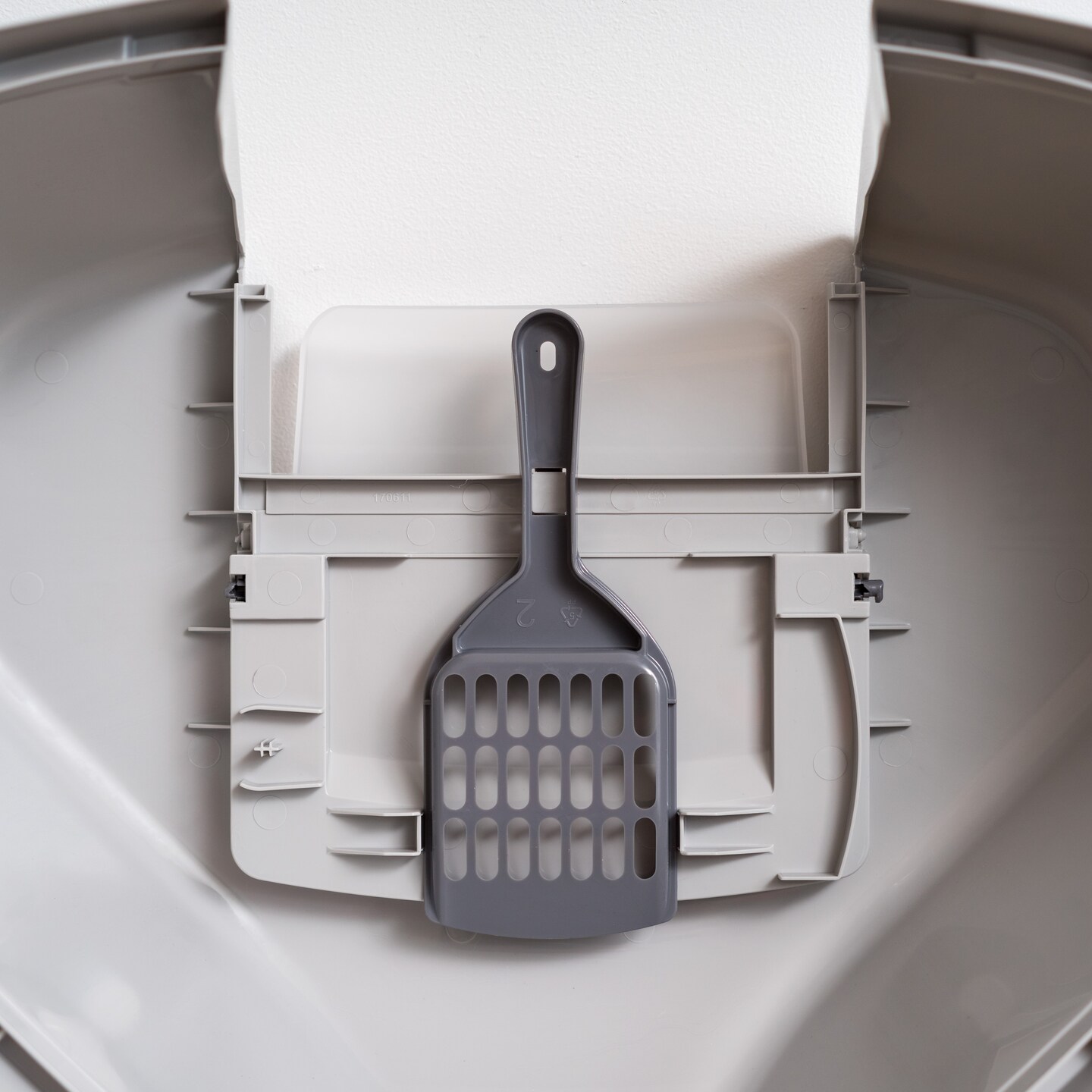 IRIS USA Large Hooded Corner Cat Litter Box with Scoop