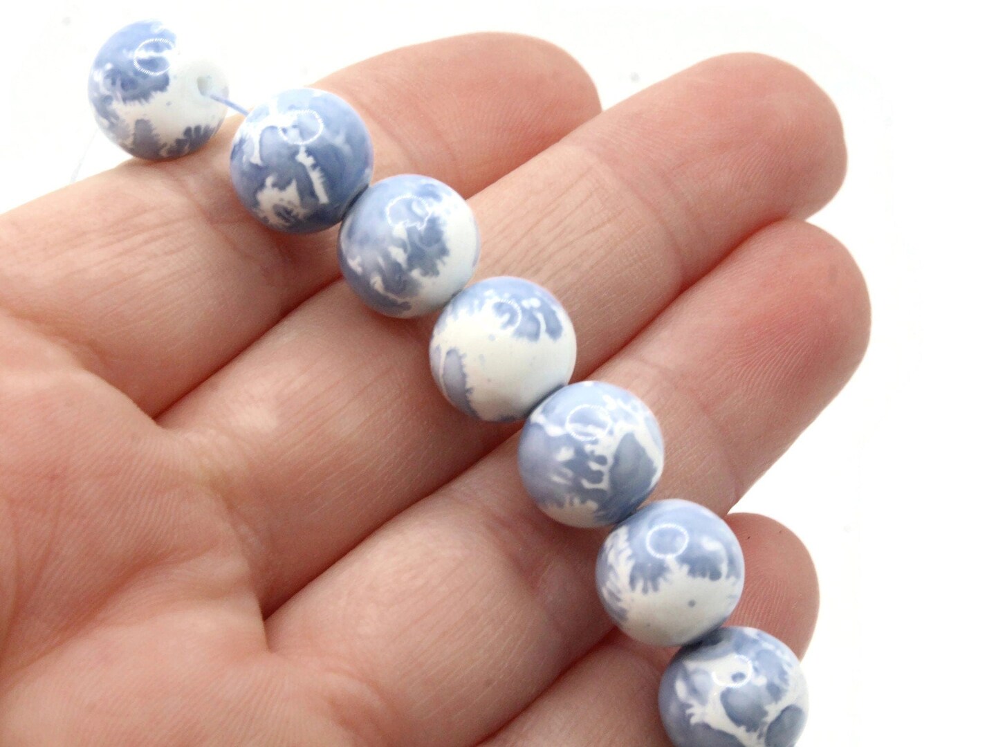 40 10mm White with Powder Blue Splatter Paint Smooth Round Glass Beads