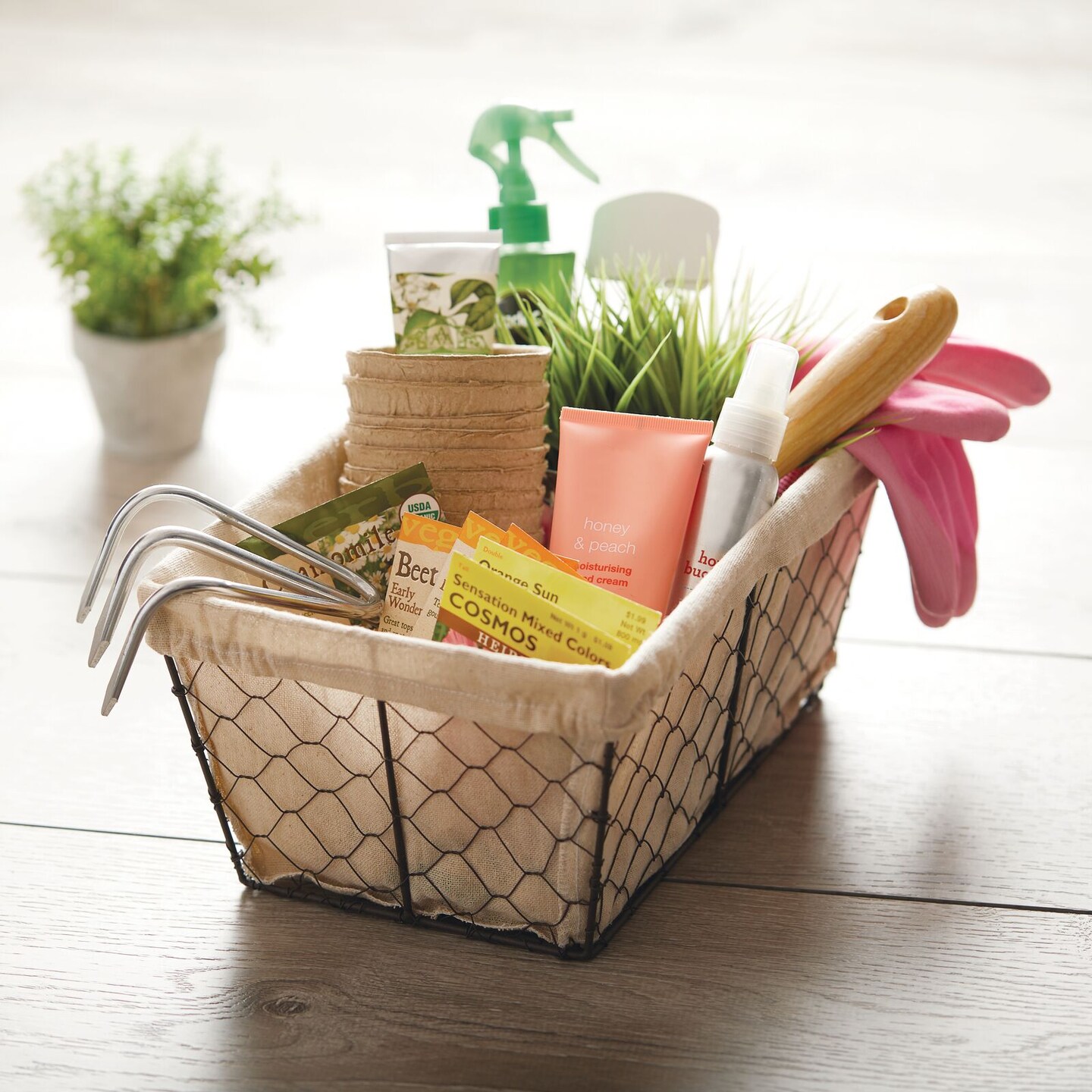 mDesign Medium Chicken Wire Storage Basket, Fabric Liner