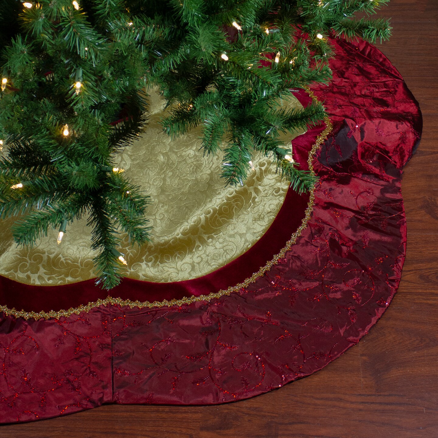 Northlight 60" Red and Gold Scalloped Sequined Christmas Tree Skirt