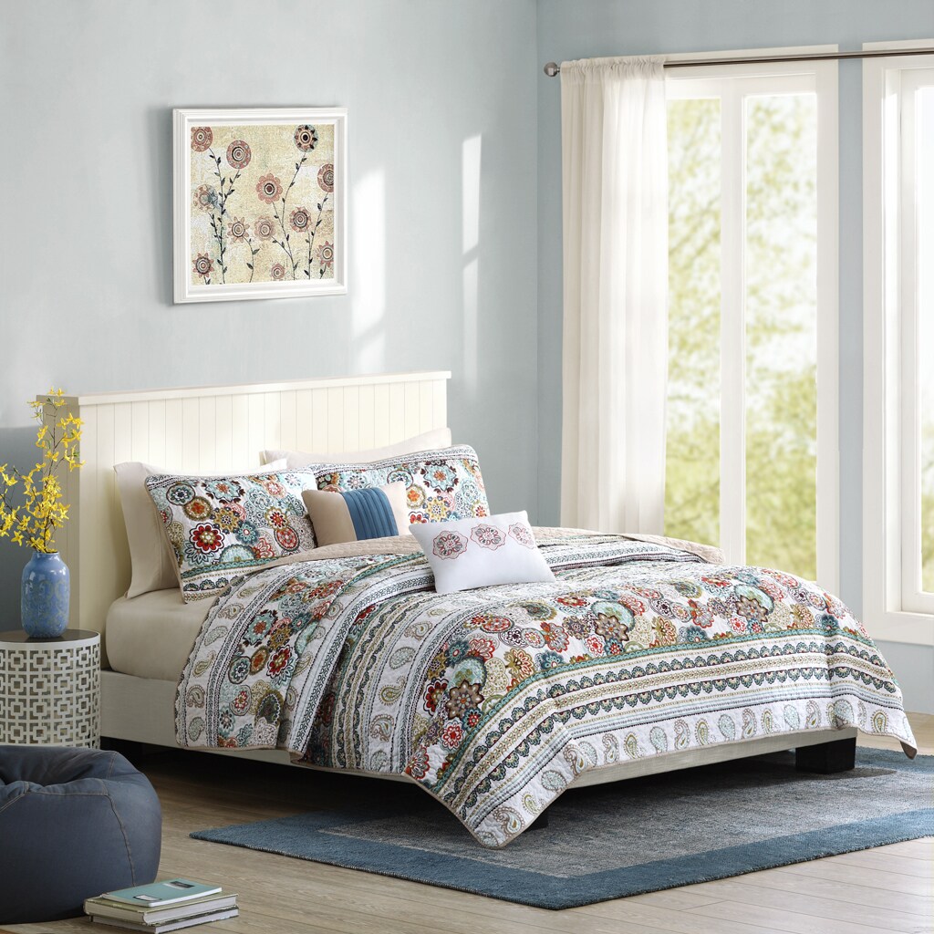 Intelligent Design Tamira Reversible Quilt Set with Throw Pillows