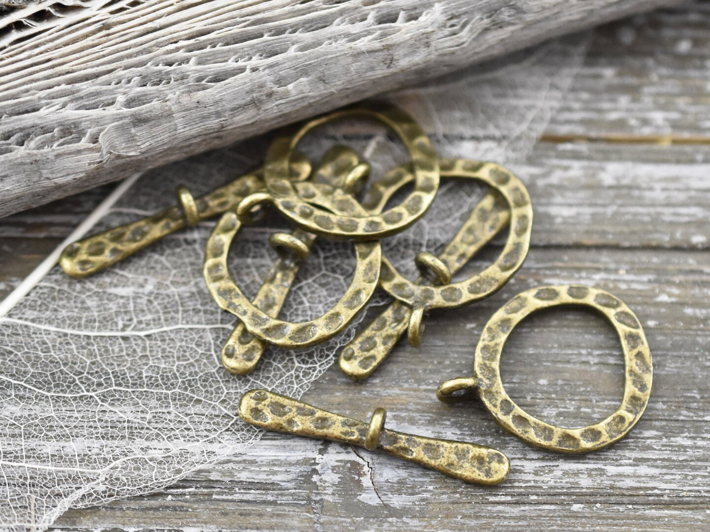 *10* 23x19mm Antique Bronze Hammered Round Toggle Clasps