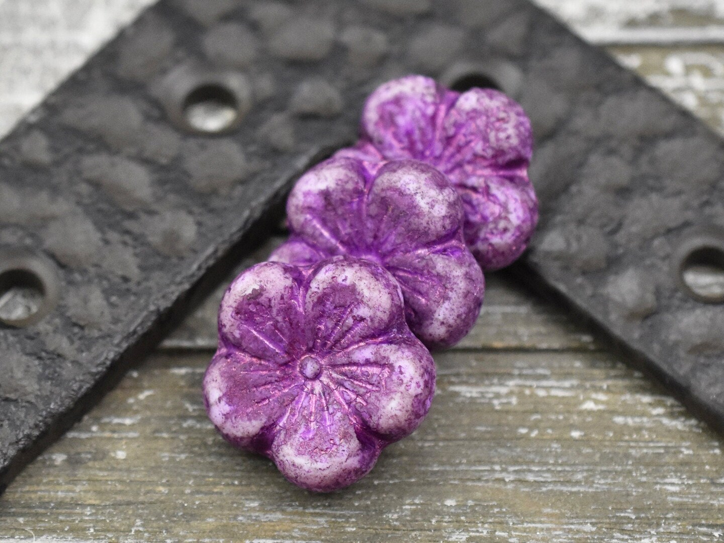 21mm Metallic Purple Washed White Hibiscus Flower Bead