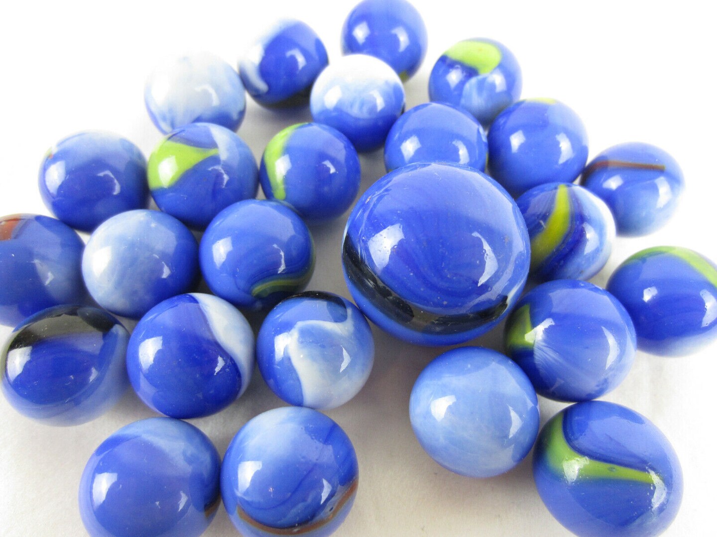 25 Glass Marbles BLUE DOLPHIN White/Green/Red Shooter Patch game marble lot