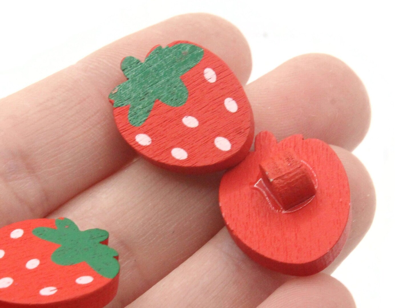 8 21mm Red Wooden Strawberry Shank Buttons