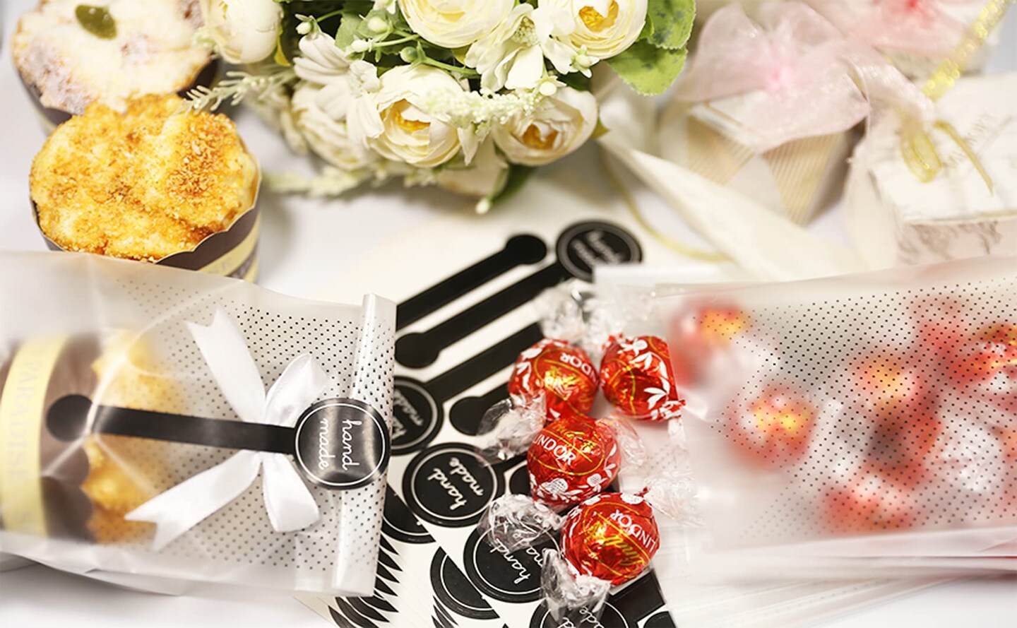 100 Pieces /Pack Translucent Plastic Bags for Cookie,Cake,Chocolate,Candy,Snack Wrapping Good for Bakery Party with Stickers