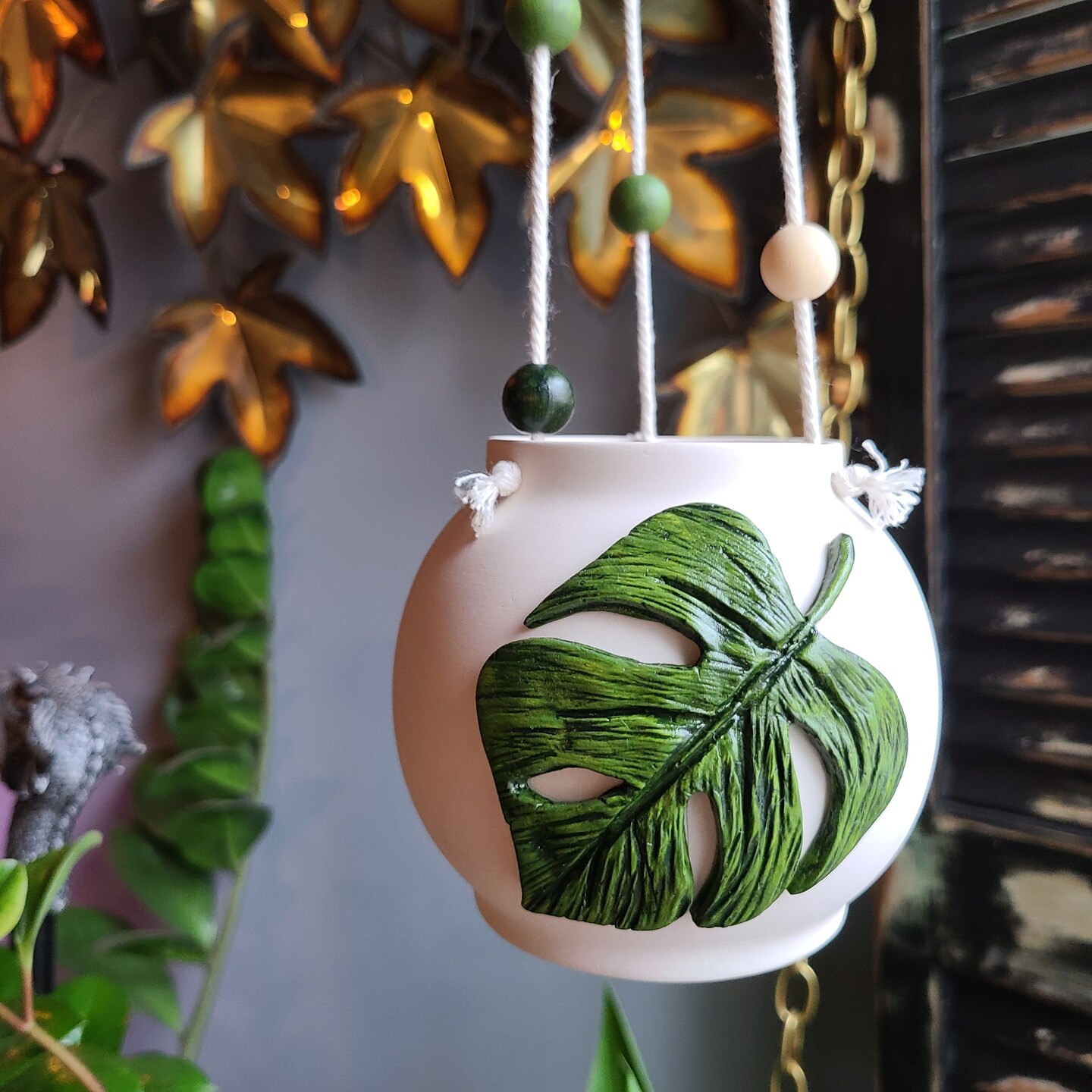 Monstera leaf hanging pot