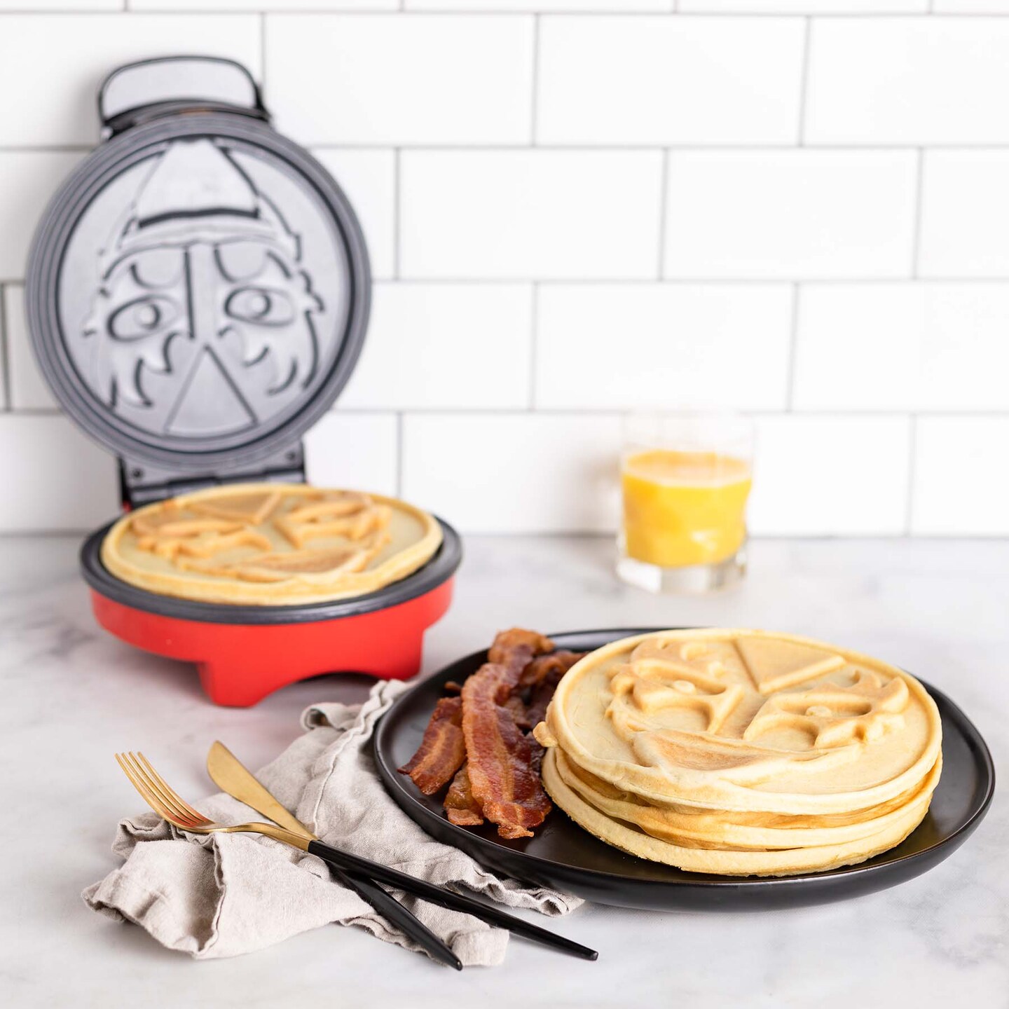 Uncanny Brands The KISS Waffle Maker