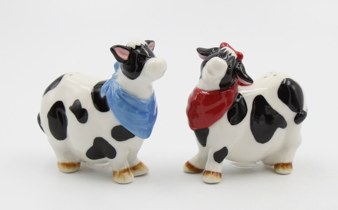 Hand Painted Ceramic Cow Couple Salt &#x26; Pepper Shakers, Home D&#xE9;cor, Gift for Her, Gift for Mom, Kitchen D&#xE9;cor, Farmhouse D&#xE9;cor