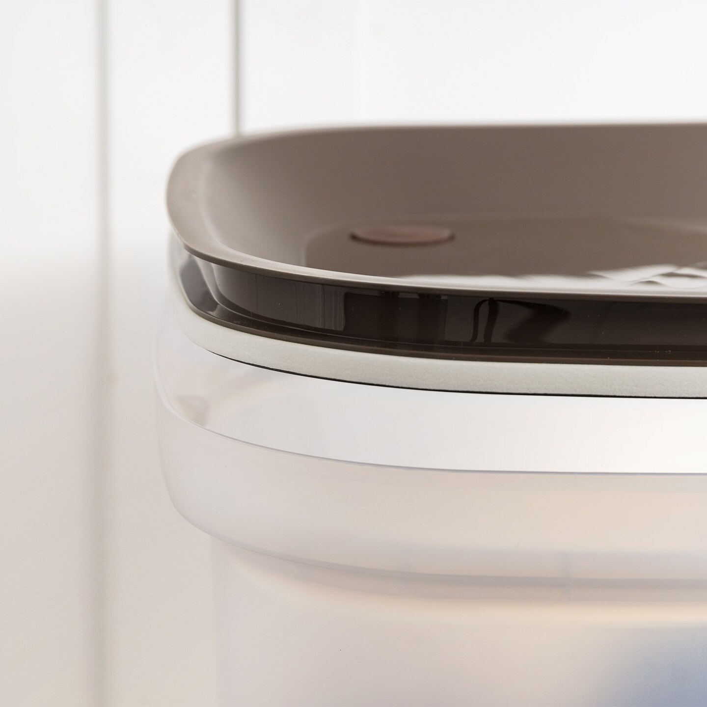 IRIS USA 25Lb/30Qt WeatherPro Airtight Pet Food Storage Container with Scoop and Casters