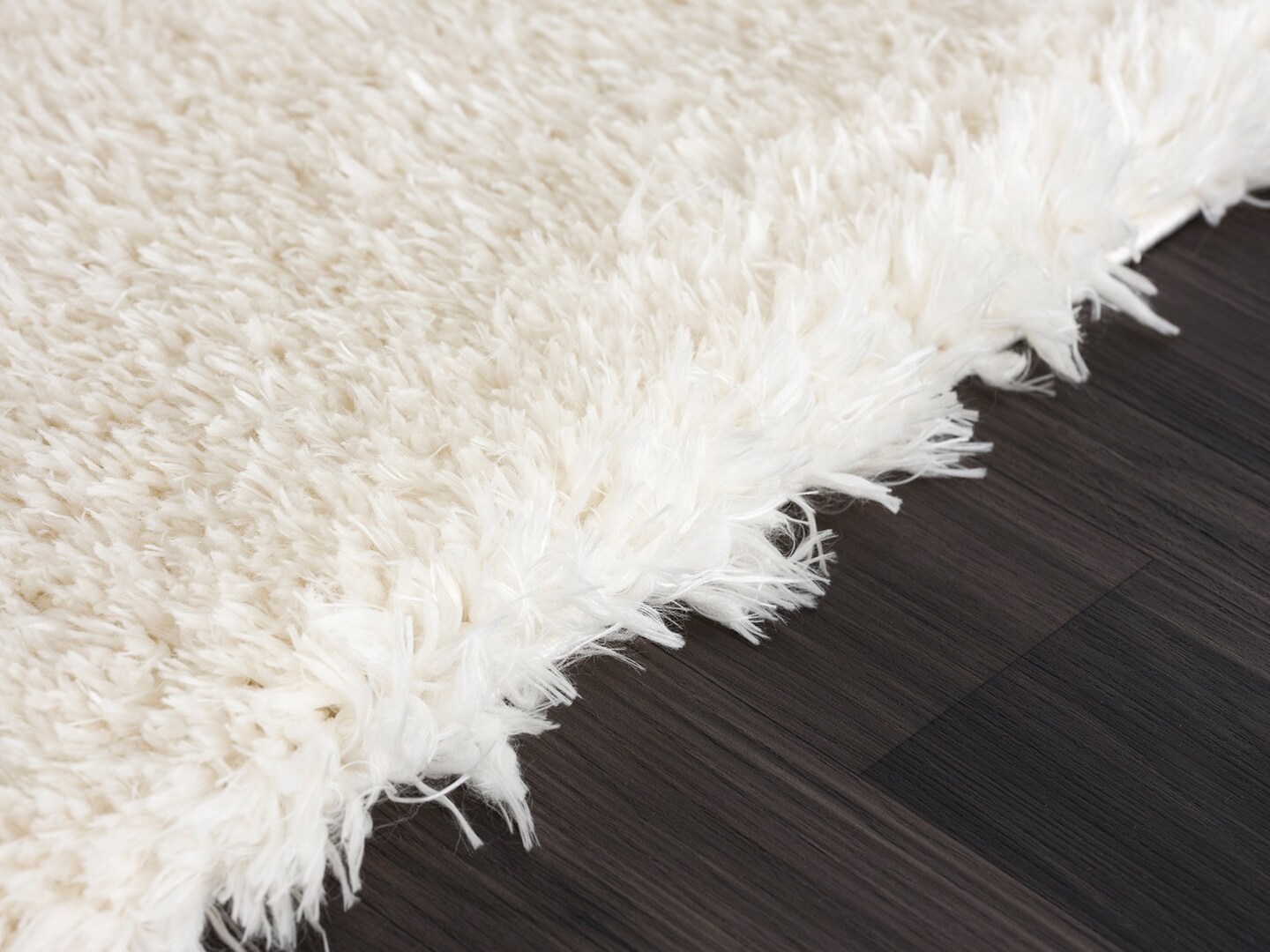 L&#x27;baiet Malibu Collection Polyester Julia White Shag 2 ft. x 3 ft. Scatter Area Rug