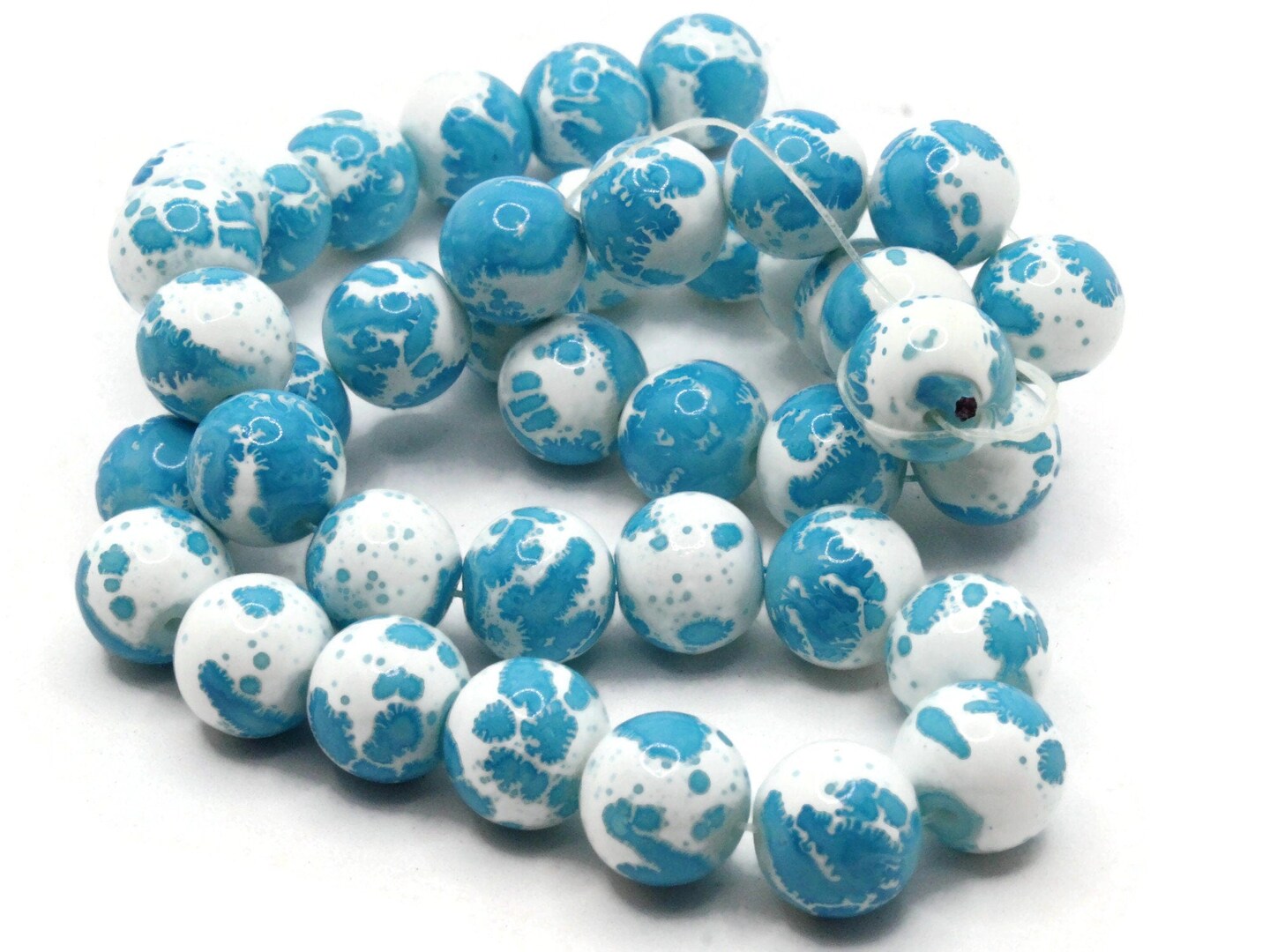 40 10mm White with Sky Blue Splatter Paint Smooth Round Glass Beads