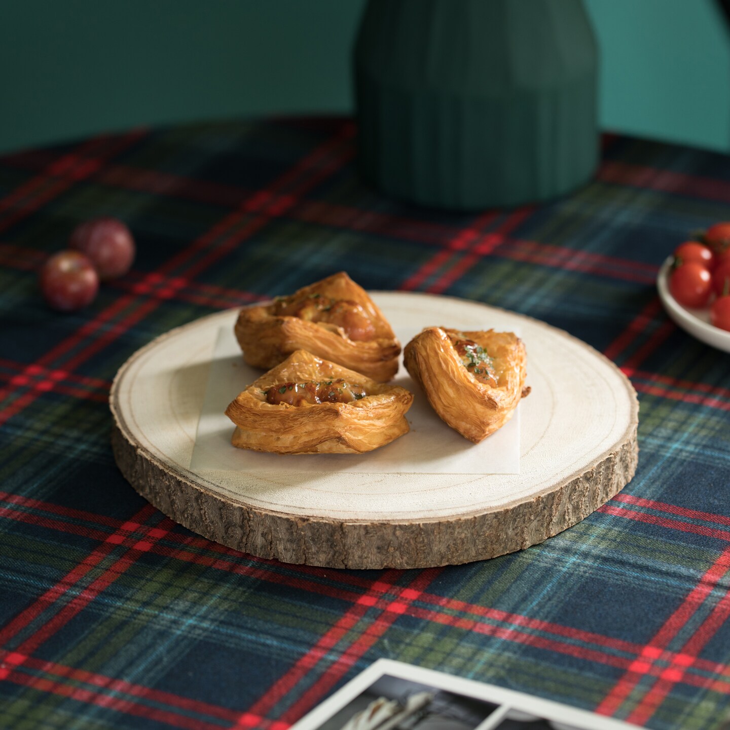 Home Decor Natural Wooden Bark Slice Tray Large Rustic Table Charger Centerpiece, Set of 4