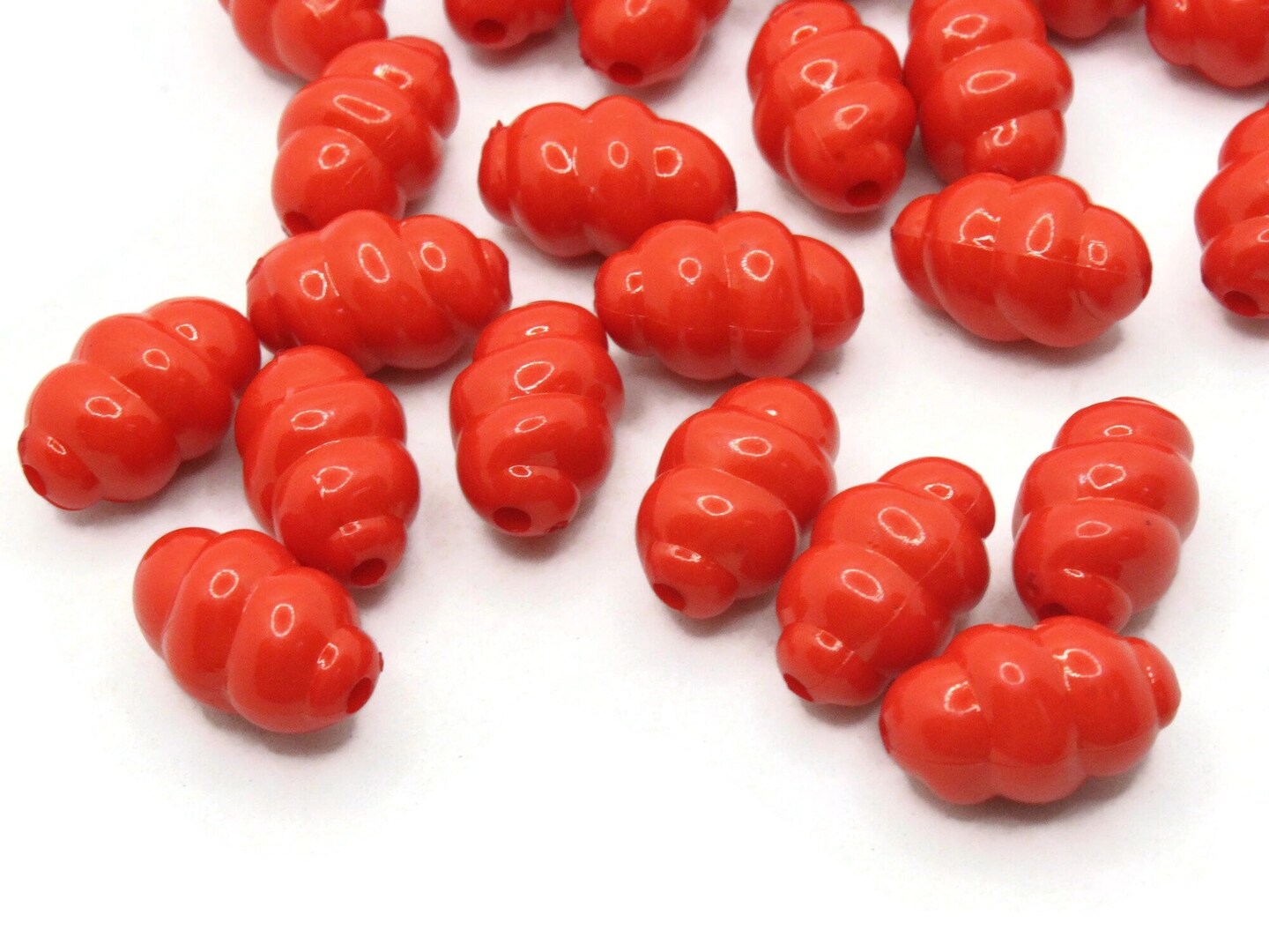 30 18mm Red Plastic Twisted Oval Beads