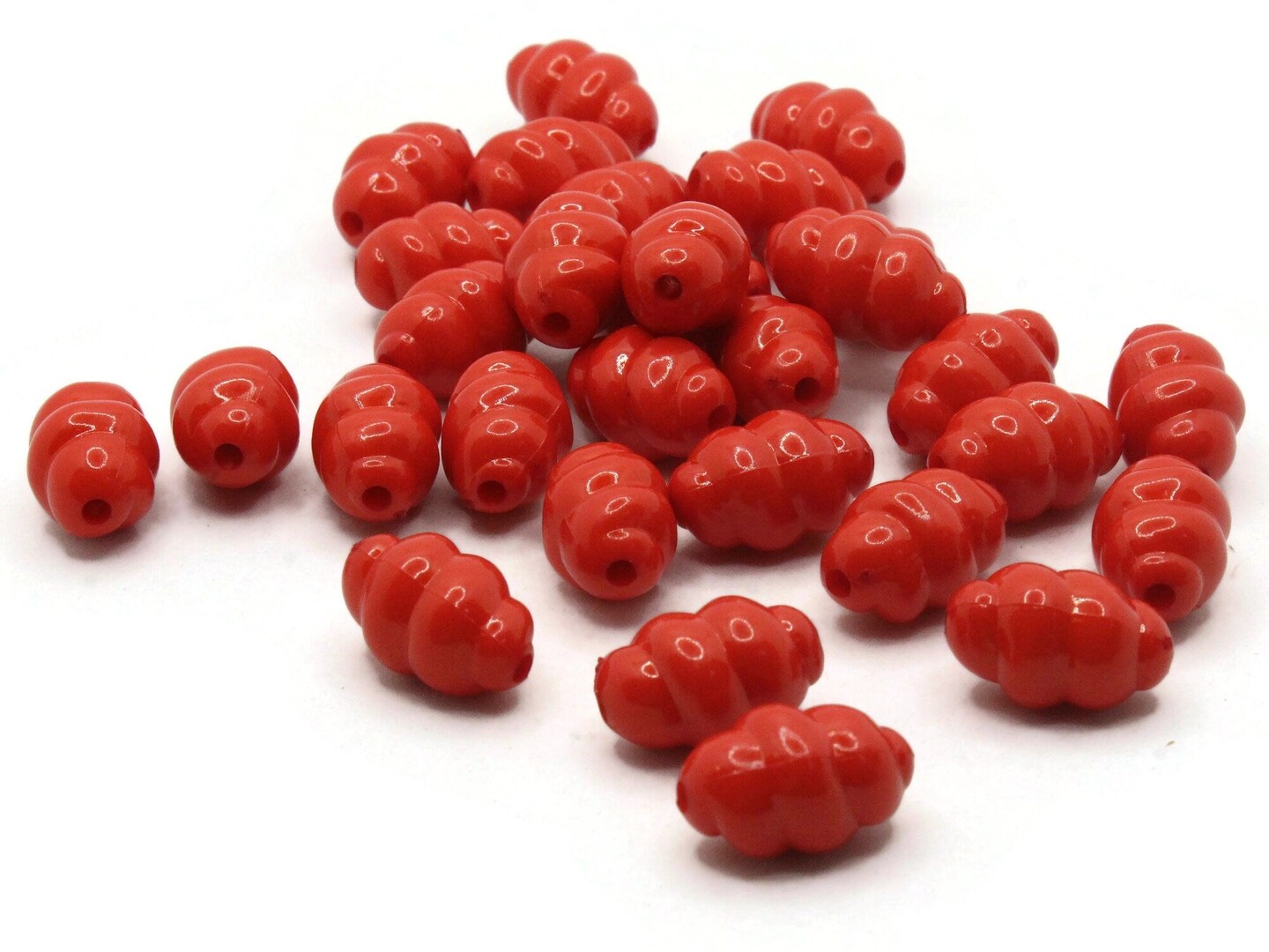 30 18mm Red Plastic Twisted Oval Beads