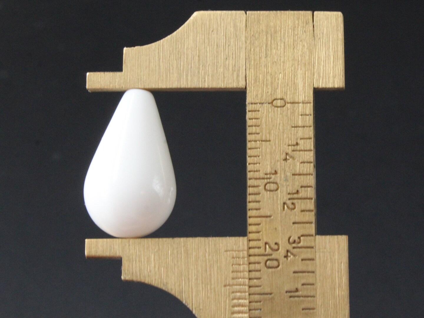 9 19mm White Vintage Plastic Teardrop Beads