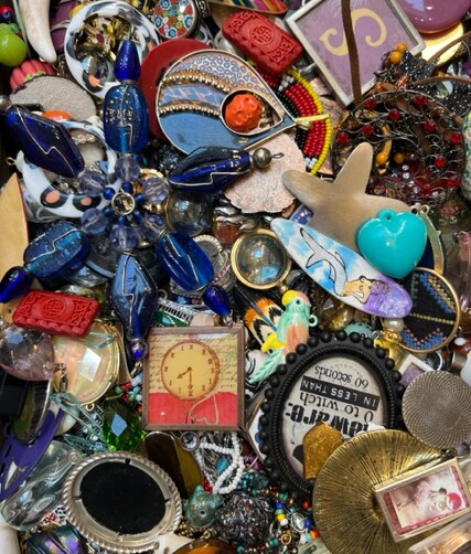 1/2lb Mystery Treasure Mix ~ Plastic, Glass, Enamel and More (Beads, Charms, Pendants and Junk)(1/2LB) (P700)