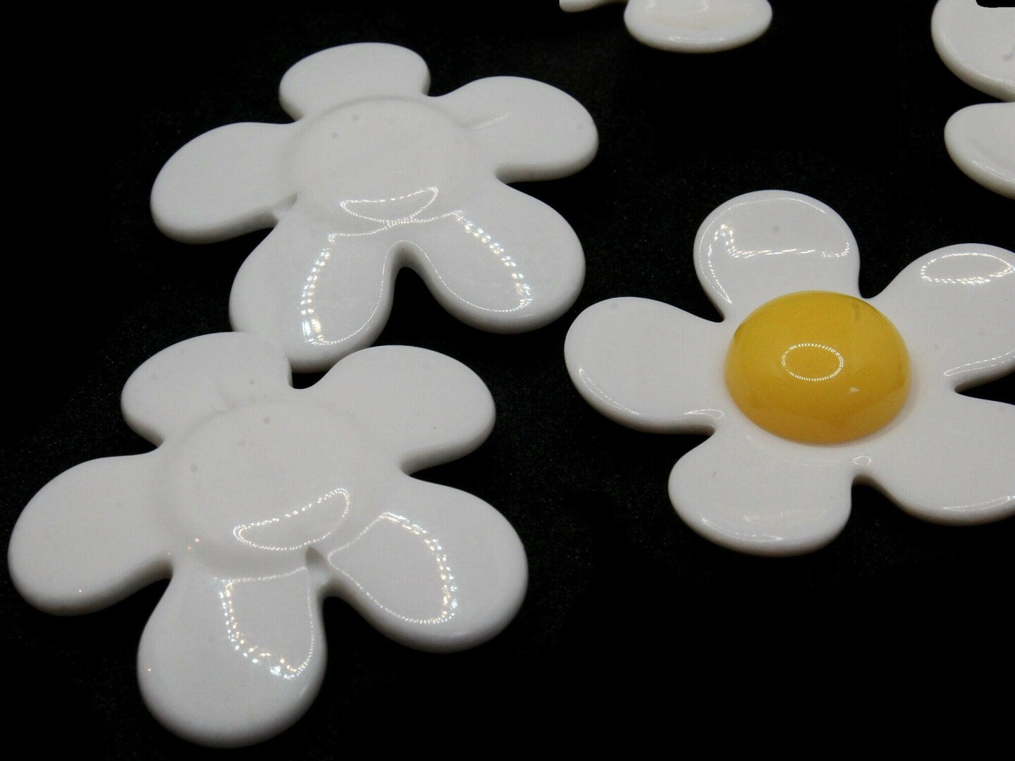 5 36mm White and Yellow Daisy Large Plastic Flower Beads