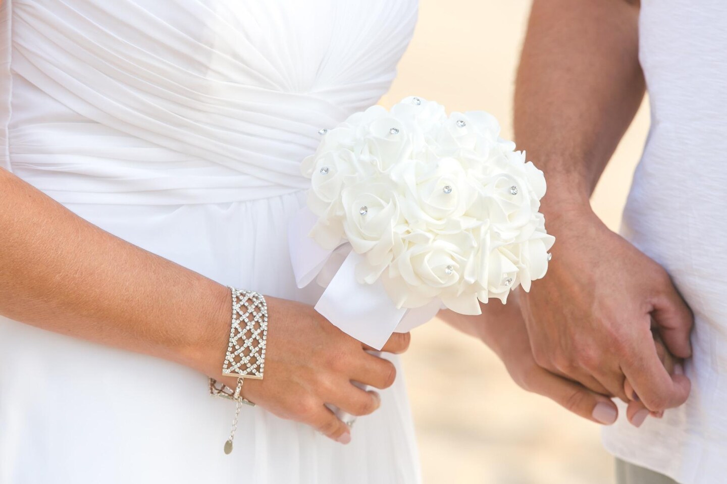 White Wedding Bouquet Foam Rose Toss Bouquet Bridal Bouquet Artificial Rose Flowers Diamond Satin Ribbon Handle Bouquets for Wedding Engagement Party