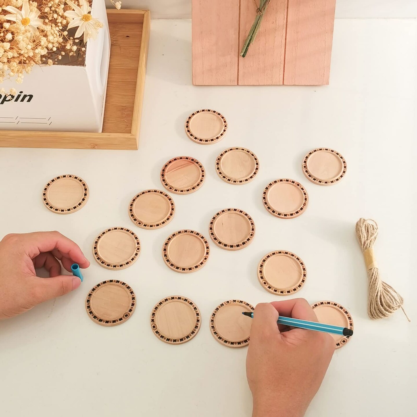 20 Pieces 2.16 inches Natural Wood Slices Craft Unfinished Wood kit Predrilled with Hole Wooden Circles for DIY Crafts Wedding Decorations Christmas Ornaments Arts Wood Slices